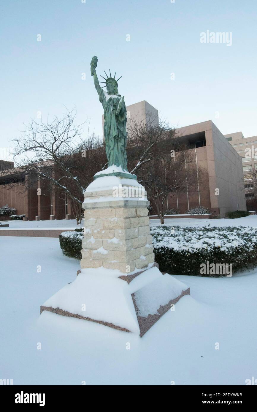 Austin, Texas États-Unis 15 février 2021 : une rare chute de neige d'hiver mesurant au moins un demi-pied atteint le centre du Texas, le sol du capitole de l'État étant vide et les routes sont presque impraticables. Cette réplique à petite échelle des sites de la Statue de la liberté, en face du bâtiment de la Cour suprême de l'État, juste au nord du Capitole. Crédit : Bob Daemmrich/Alay Live News Banque D'Images