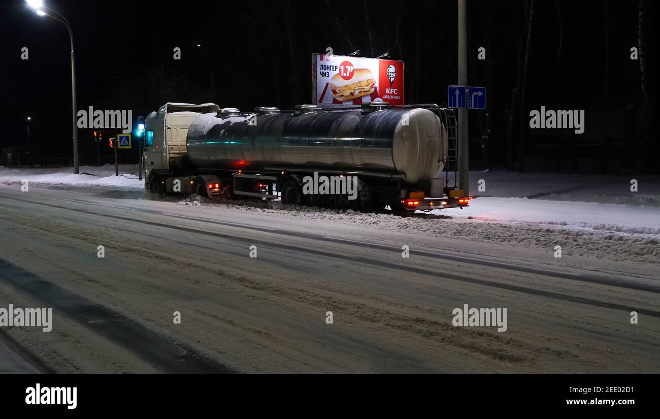 Des stands de wagon-citerne et des patins sur une route enneigée la nuit dans la ville. Mogilev, Bélarus : 4 février 2021 Banque D'Images