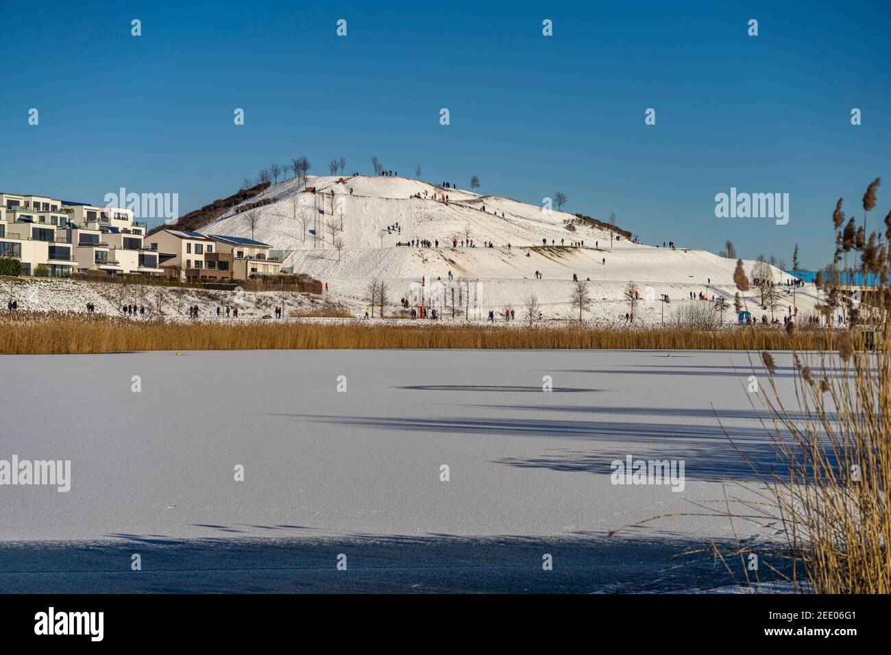 Wohnhäuser und der verschneite Aussichtspunkt auf dem Kaiserberg am Phönixsee in Dortmund, Nordrhein-Westfalen, Deutschland, Europa | Residential hou Banque D'Images