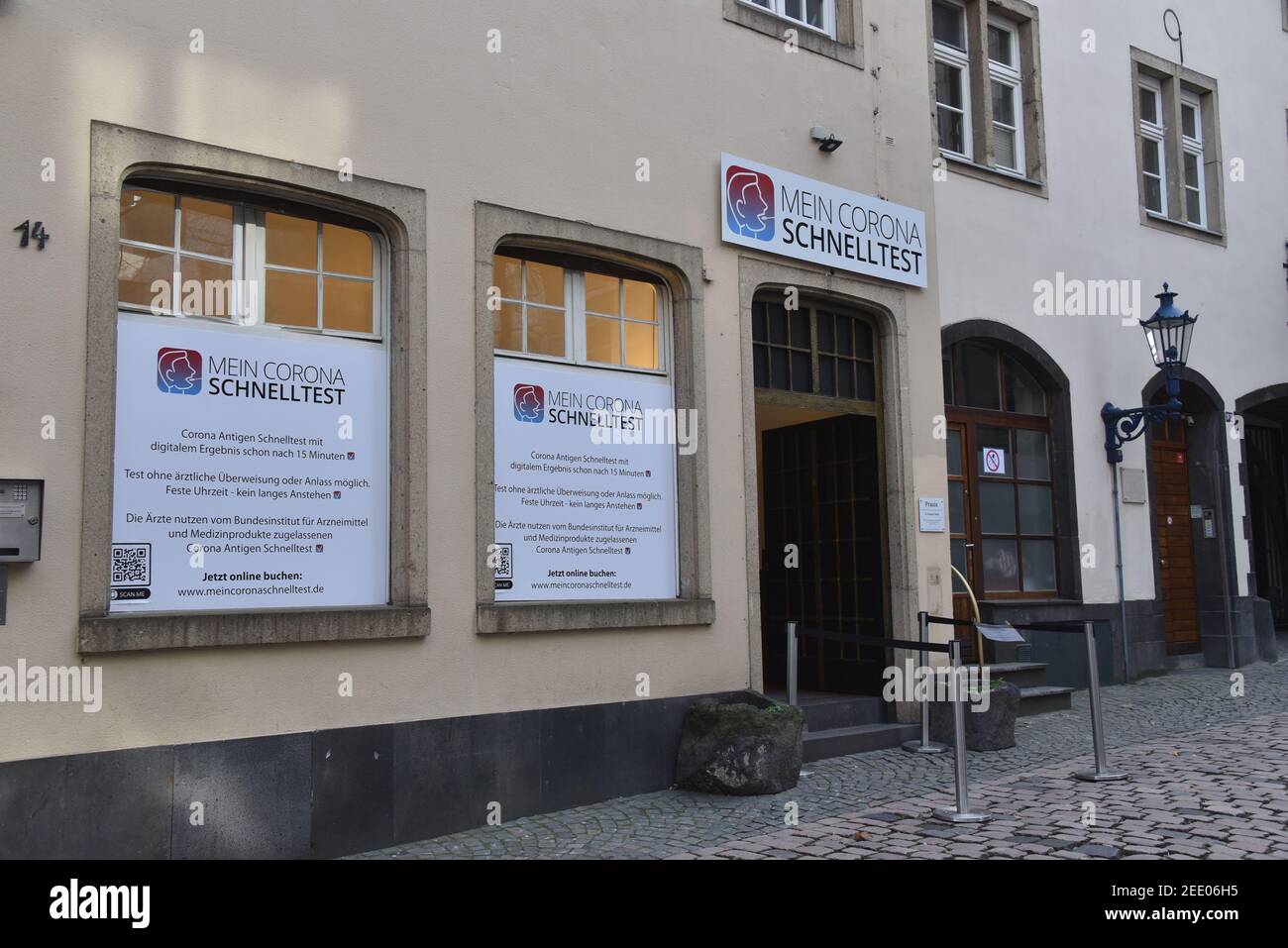 Cologne, Allemagne. 14 février 2021. Vue extérieure - dans le bâtiment, un test rapide Corona Antigen (résultat après 15 minutes), un test express PCR (résultat après 120 minutes) et un test de laboratoire standard PCR (résultat après 24-36 heures) peuvent être effectués moyennant un supplément. Credit: Horst Galuschka/dpa/Horst Galuschka dpa/Alay Live News Banque D'Images