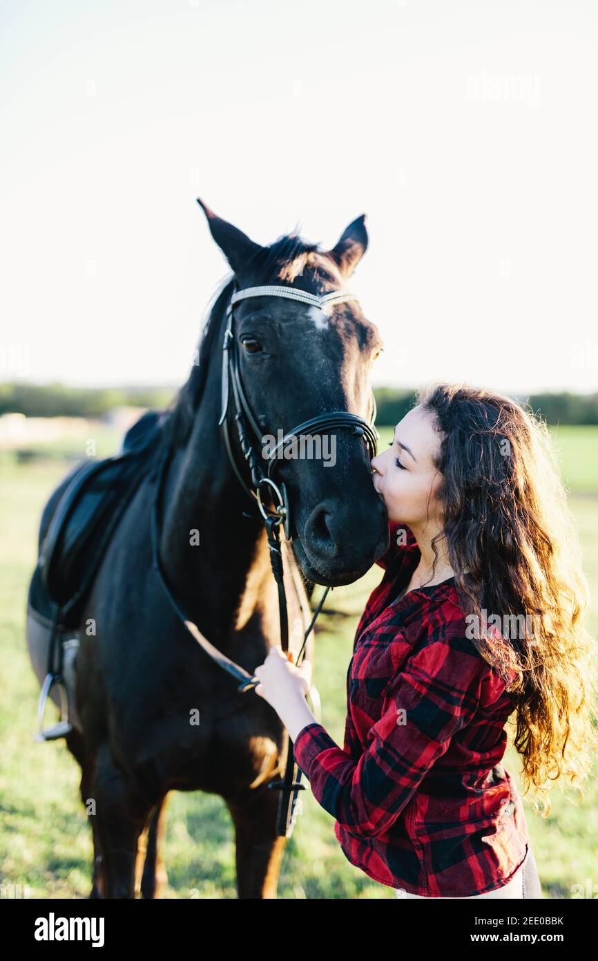 Femme Se Fais Baiser Par Un Cheval Femme baiser par un cheval Banque de photographies et d’images à haute