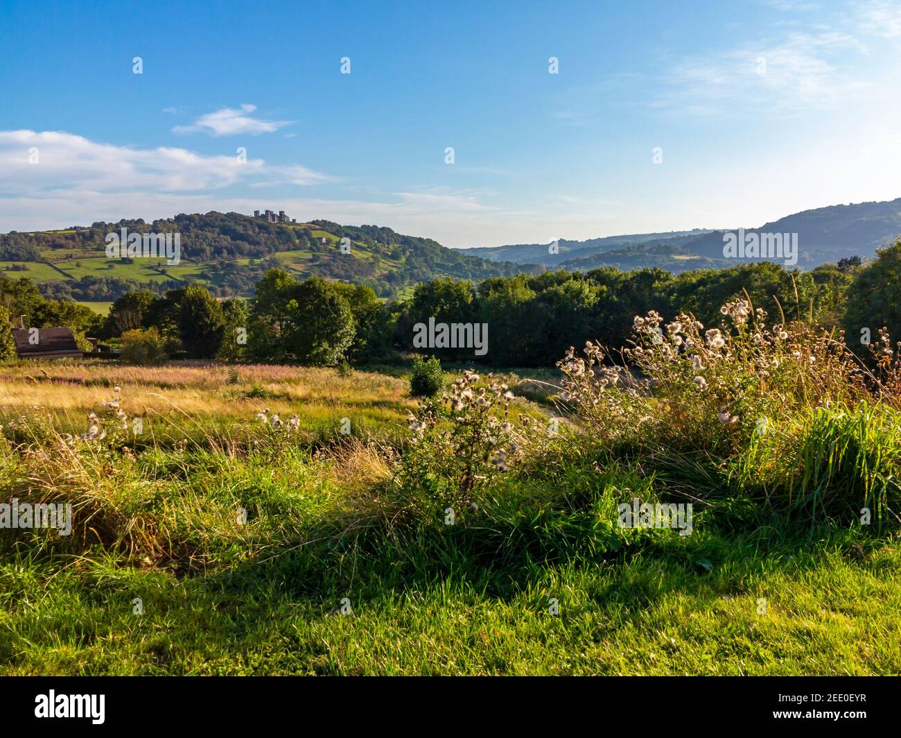 Vue vers le sud jusqu'au château de Riber depuis Bailey's Tump A. Placement des armes de la Seconde Guerre mondiale à Matlock Derbyshire Dales Peak District Angleterre Royaume-Uni Banque D'Images