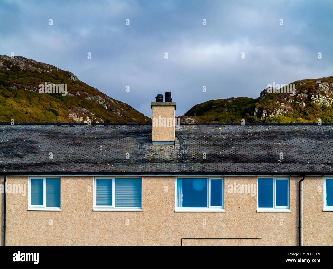 Maisons modernes en terrasse à Barmouth à Gwynedd, sur la côte nord du pays de Galles au Royaume-Uni. Banque D'Images
