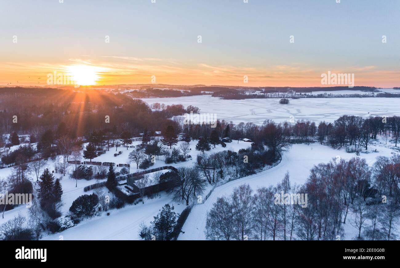 Tir de drone au-dessus du réservoir du barrage à Bautzen au coucher du soleil avec lac gelé hiver saison neige blanche Banque D'Images