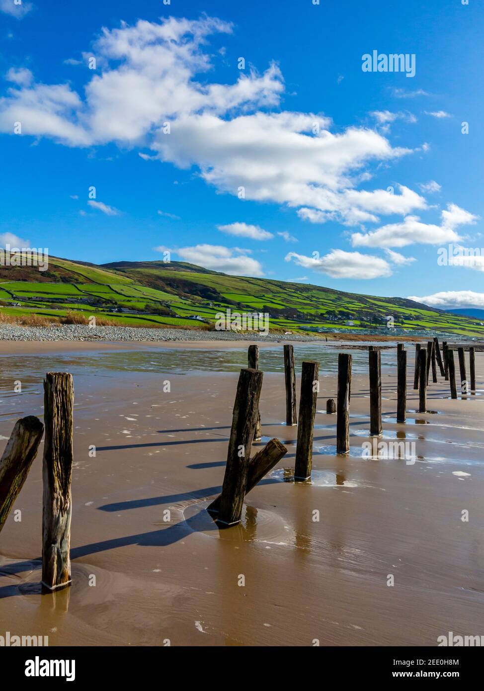 La plage de sable à Barmouth Bay ou Abermaw à Gwynedd sur la côte nord-ouest du pays de Galles avec les montagnes de Snowdonia à distance de tne. Banque D'Images