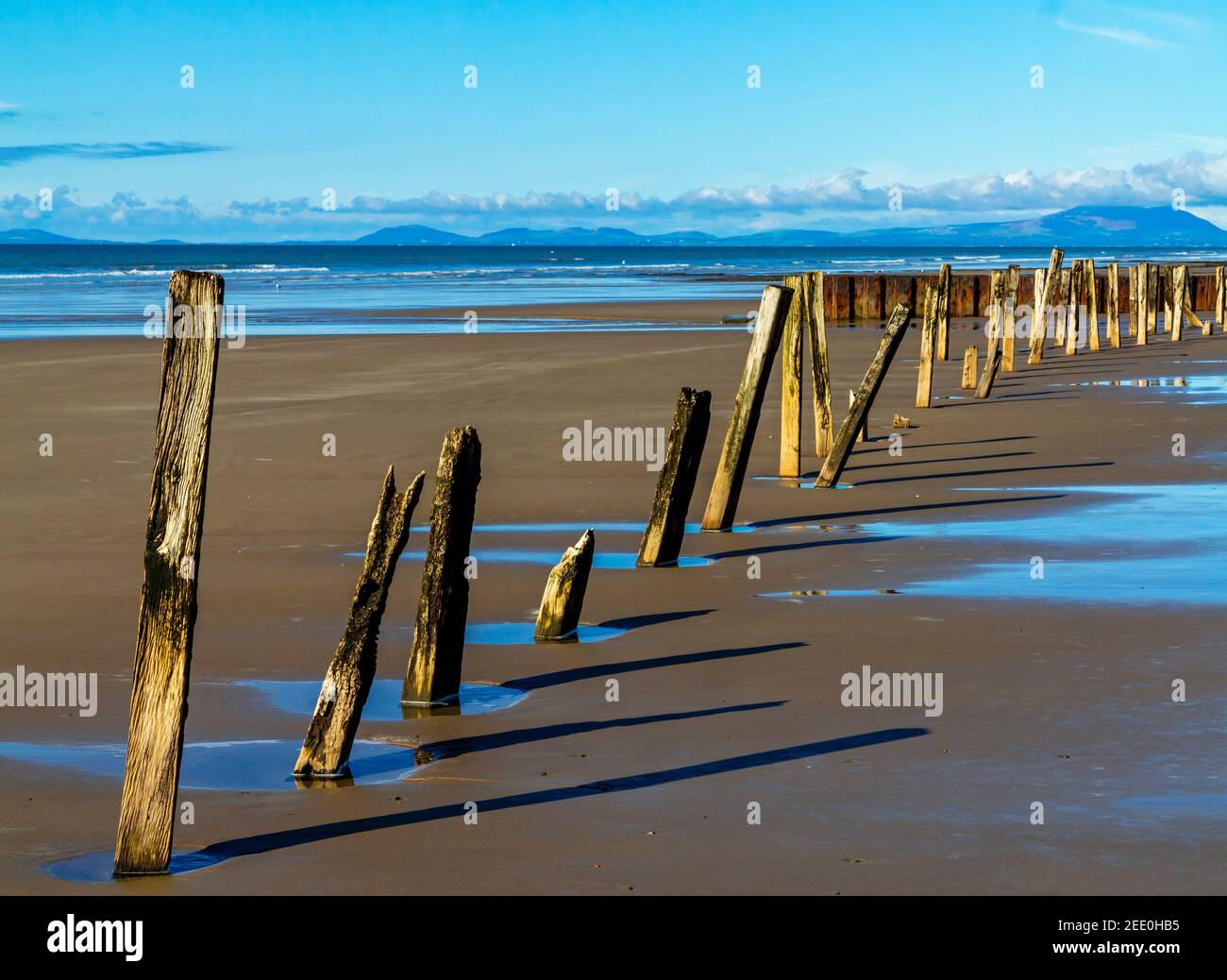 La plage de sable à Barmouth Bay ou Abermaw à Gwynedd sur la côte nord-ouest du pays de Galles avec les montagnes de Snowdonia à distance de tne. Banque D'Images