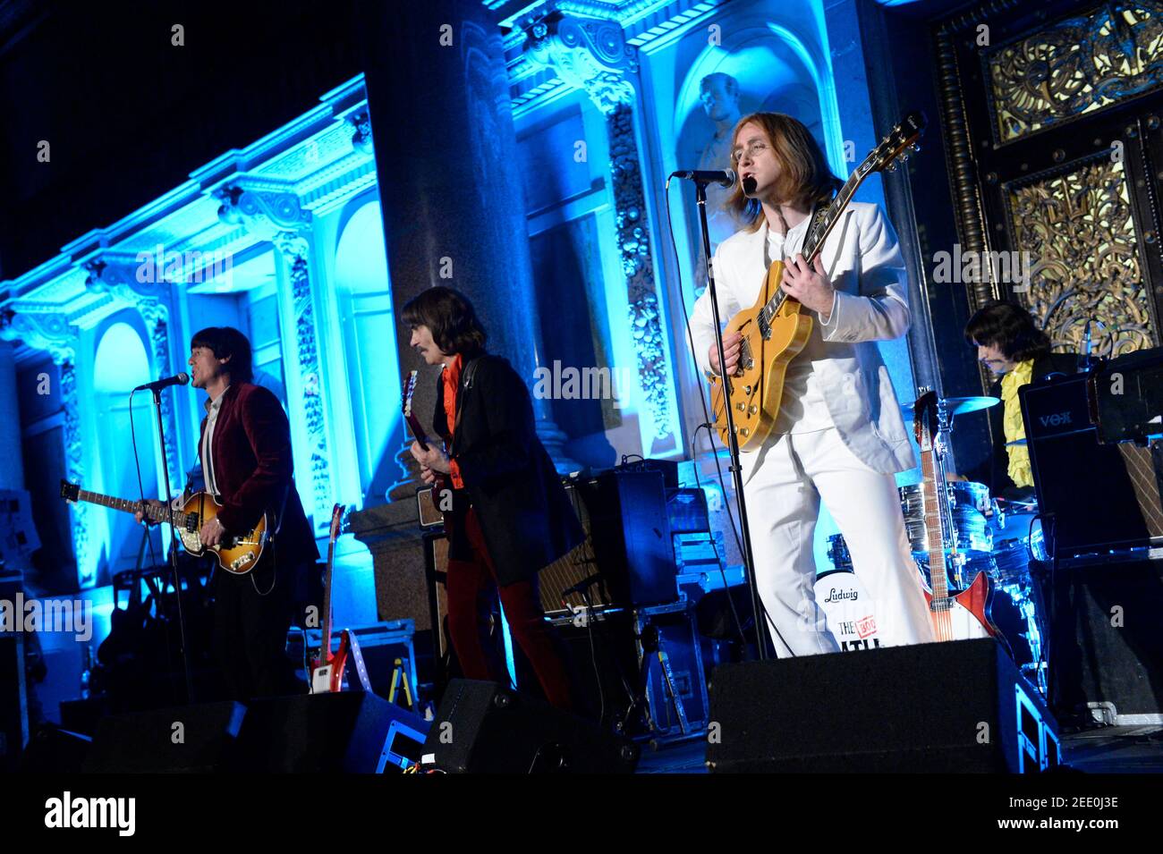 En direct au St Georges Hall, à Liverpool, le bootleg Beatles est un groupe hommage aux Beatles. Ils ont effectué plus de 4,000 fois depuis leur établissement en mars 1980. Le bootleg Beatles a été formé à partir de la troupe de Londres de la comédie musicale Beatlemania de Broadway. Il s'agit de la gamme 2013, composée d'Adam Hastings (John Lennon) – guitare, chant, claviers, harmonica (2011–2018), Hugo Degenhardt (Ringo Starr) – batterie, percussion, chant (2003–2016), Andre Barreau (George Harrison) – guitare, chant (1980–2014), et Steve White (Paul McCartney) – clavier actuel, basse (2012) Banque D'Images