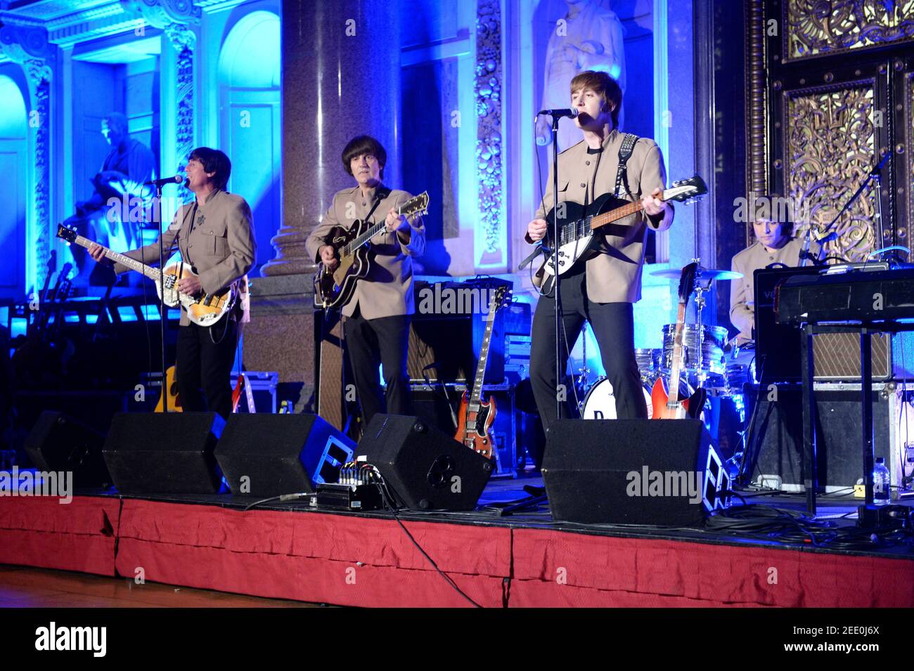 En direct au St Georges Hall, à Liverpool, le bootleg Beatles est un groupe hommage aux Beatles. Ils ont effectué plus de 4,000 fois depuis leur établissement en mars 1980. Le bootleg Beatles a été formé à partir de la troupe de Londres de la comédie musicale Beatlemania de Broadway. Il s'agit de la gamme 2013, composée d'Adam Hastings (John Lennon) – guitare, chant, claviers, harmonica (2011–2018), Hugo Degenhardt (Ringo Starr) – batterie, percussion, chant (2003–2016), Andre Barreau (George Harrison) – guitare, chant (1980–2014), et Steve White (Paul McCartney) – clavier actuel, basse (2012) Banque D'Images