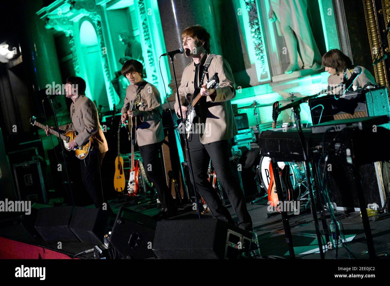 En direct au St Georges Hall, à Liverpool, le bootleg Beatles est un groupe hommage aux Beatles. Ils ont effectué plus de 4,000 fois depuis leur établissement en mars 1980. Le bootleg Beatles a été formé à partir de la troupe de Londres de la comédie musicale Beatlemania de Broadway. Il s'agit de la gamme 2013, composée d'Adam Hastings (John Lennon) – guitare, chant, claviers, harmonica (2011–2018), Hugo Degenhardt (Ringo Starr) – batterie, percussion, chant (2003–2016), Andre Barreau (George Harrison) – guitare, chant (1980–2014), et Steve White (Paul McCartney) – clavier actuel, basse (2012) Banque D'Images