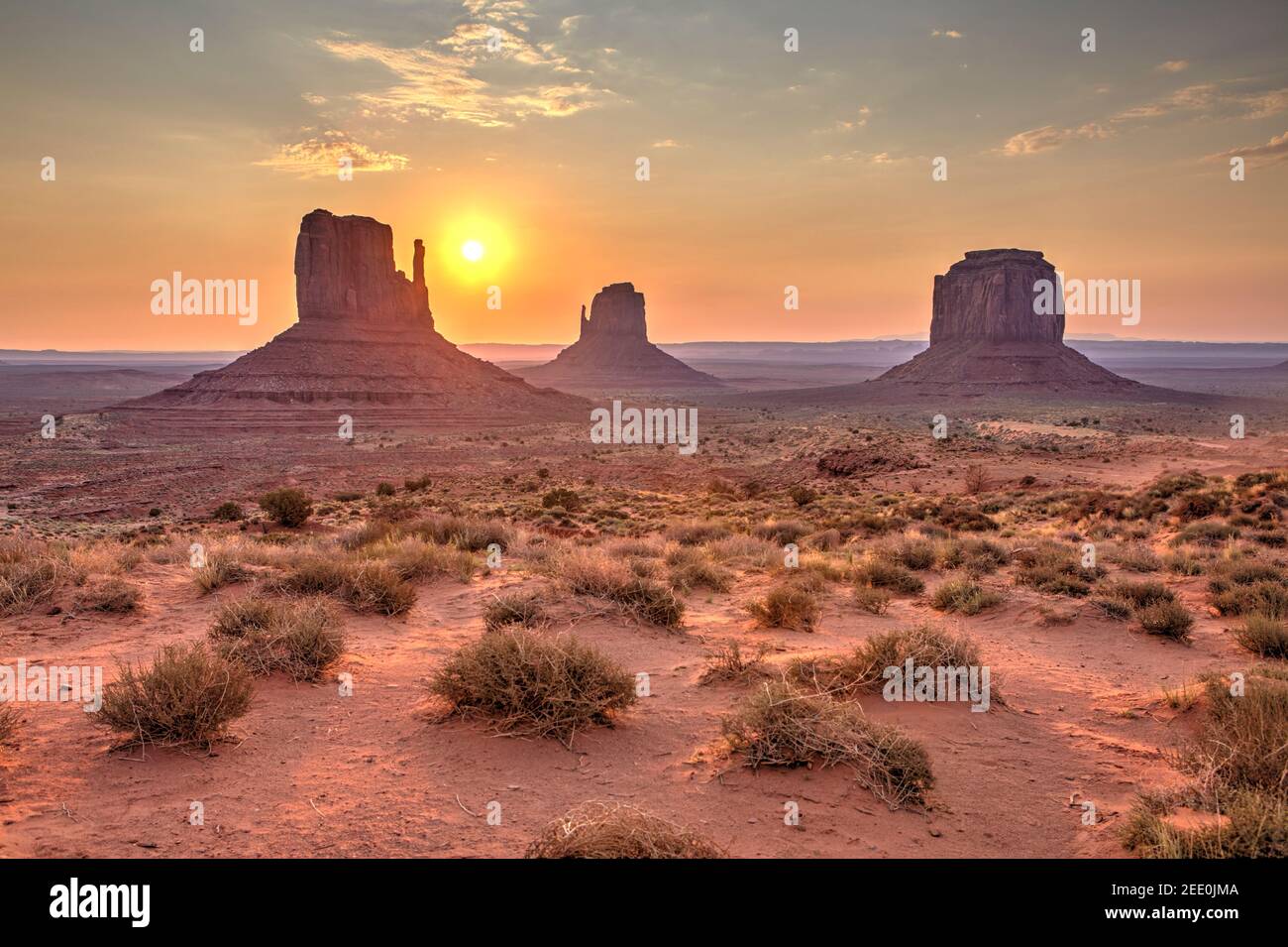 Lever de soleil sur Monument Valley depuis le point de l'artiste, Arizona, États-Unis Banque D'Images