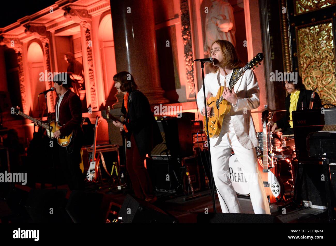 En direct au St Georges Hall, à Liverpool, le bootleg Beatles est un groupe hommage aux Beatles. Ils ont effectué plus de 4,000 fois depuis leur établissement en mars 1980. Le bootleg Beatles a été formé à partir de la troupe de Londres de la comédie musicale Beatlemania de Broadway. Il s'agit de la gamme 2013, composée d'Adam Hastings (John Lennon) – guitare, chant, claviers, harmonica (2011–2018), Hugo Degenhardt (Ringo Starr) – batterie, percussion, chant (2003–2016), Andre Barreau (George Harrison) – guitare, chant (1980–2014), et Steve White (Paul McCartney) – clavier actuel, basse (2012) Banque D'Images