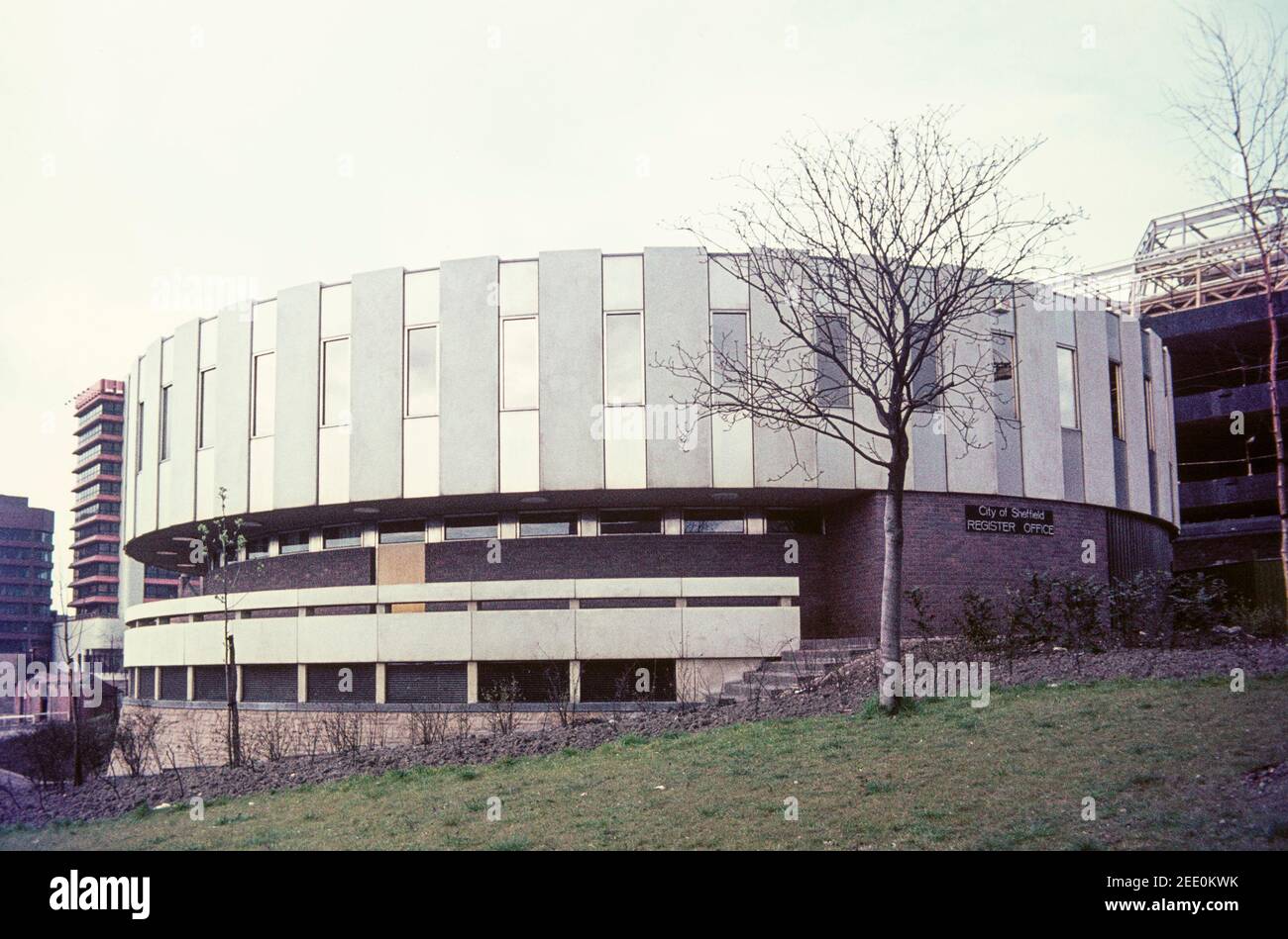 1975 Shefffield Bureau du registre de la ville de Sheffield l'architecture brutaliste a été surnommée « le gâteau de mariage » pour les naissances, les décès et les mariages. Il a été construit en 1973 et démoli en 2004. Sheffield City Centre South Yorkshire Angleterre GB Royaume-Uni Europe Banque D'Images