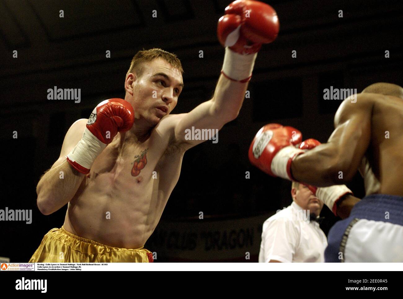 Boxe - Colin Lynes contre Samuel Malinga - York Hall Bethnal Green - 8/3/03 Colin Lynes (L) en action v Samuel Malinga (R) crédit obligatoire:Images d'action / John Sibley Banque D'Images