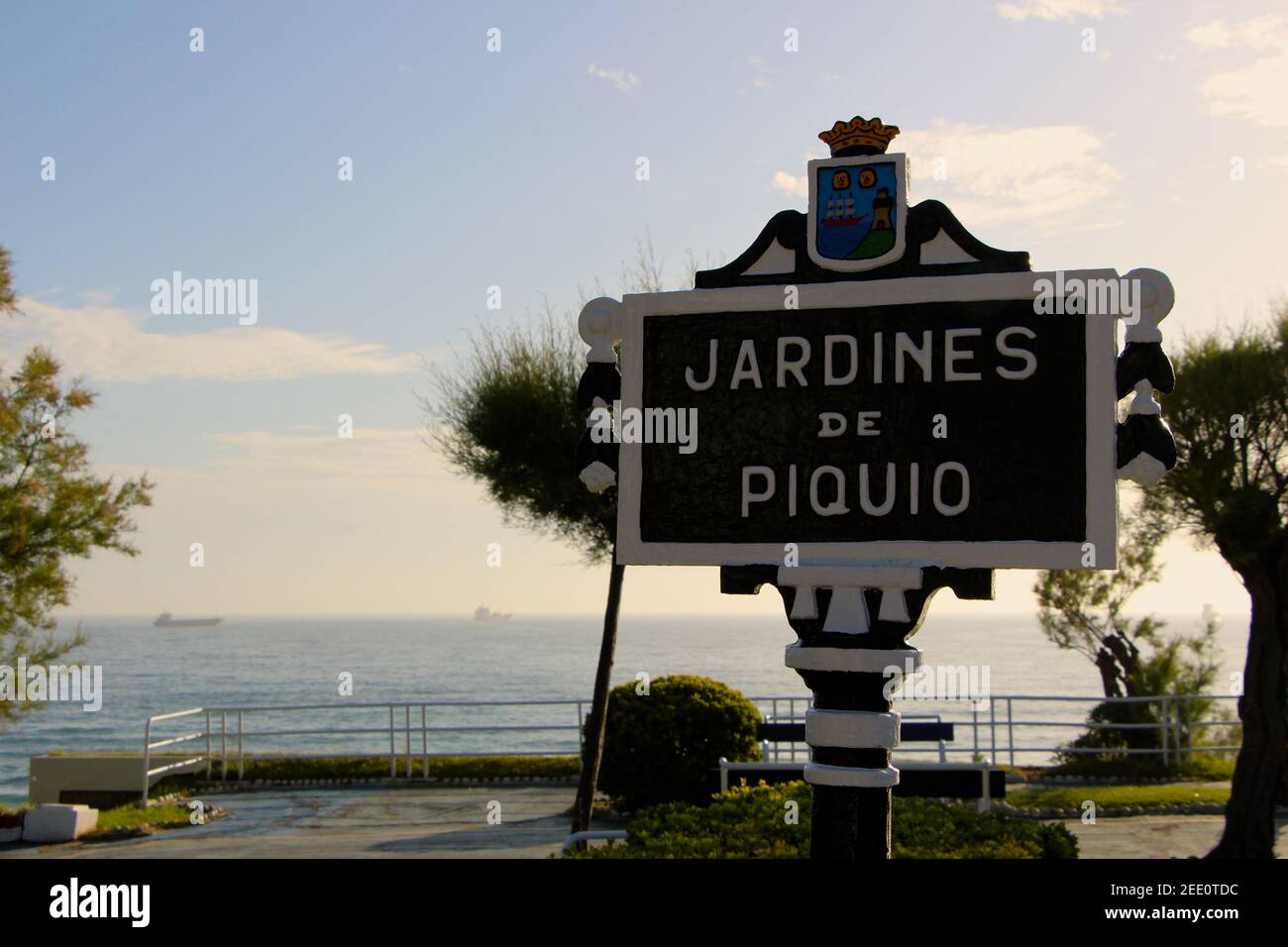 Vue et panneau au soleil depuis les jardins Piquio Santander Cantabria Espagne Banque D'Images