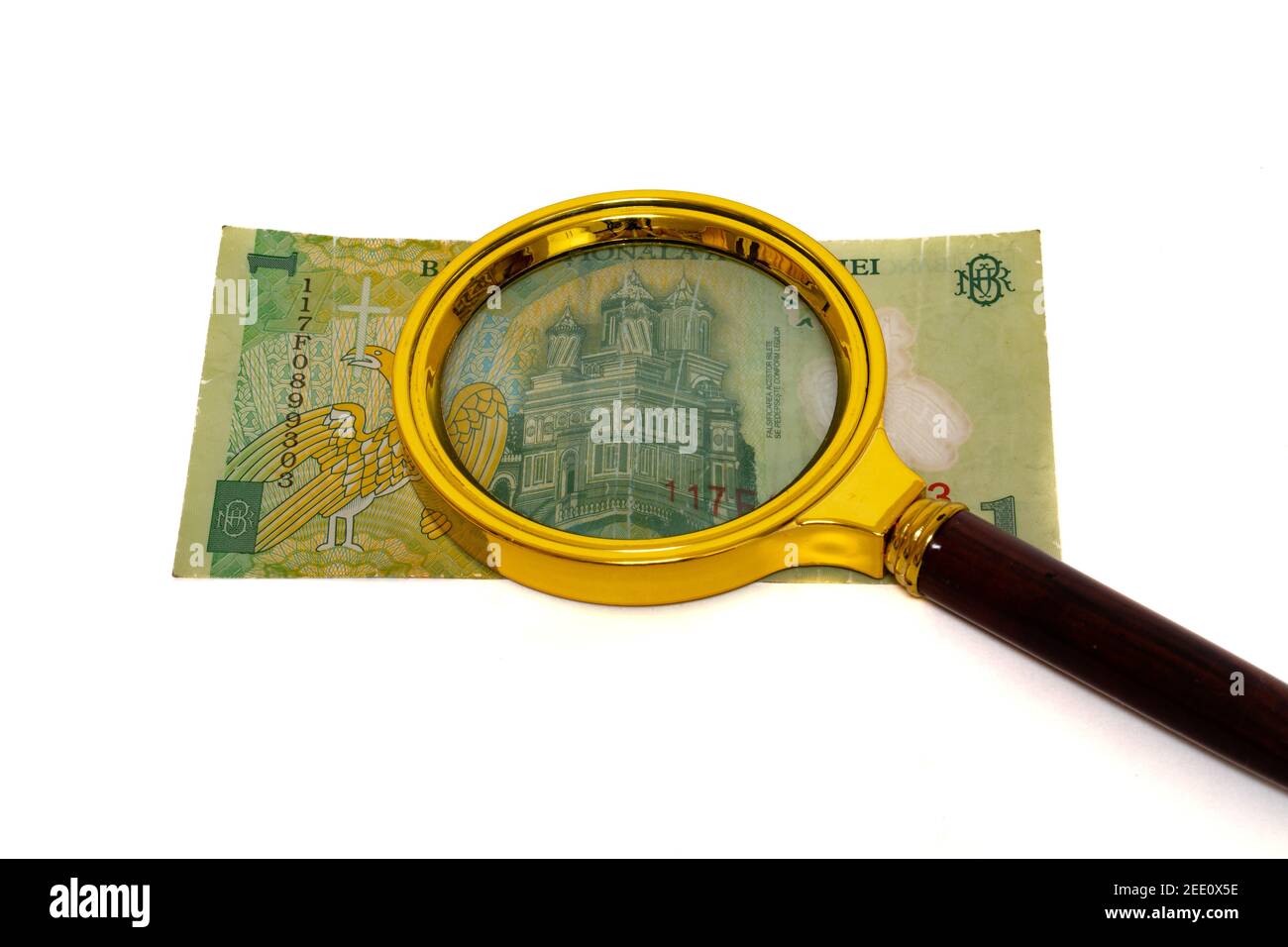 1 leu roumain sous une loupe isolée sur blanc arrière-plan Banque D'Images
