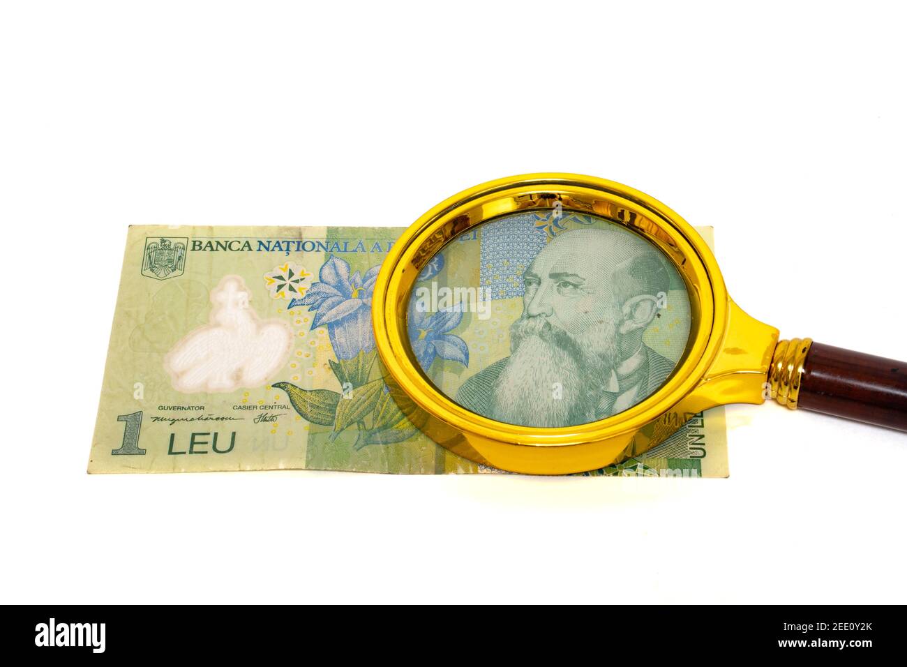 1 leu roumain sous une loupe isolée sur blanc face avant de l'arrière-plan Banque D'Images