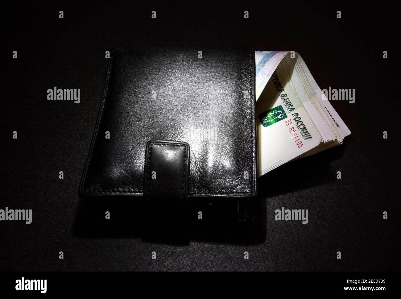 Roubles russes dans le portefeuille sur le fond de papier noir Dans le noir Banque D'Images