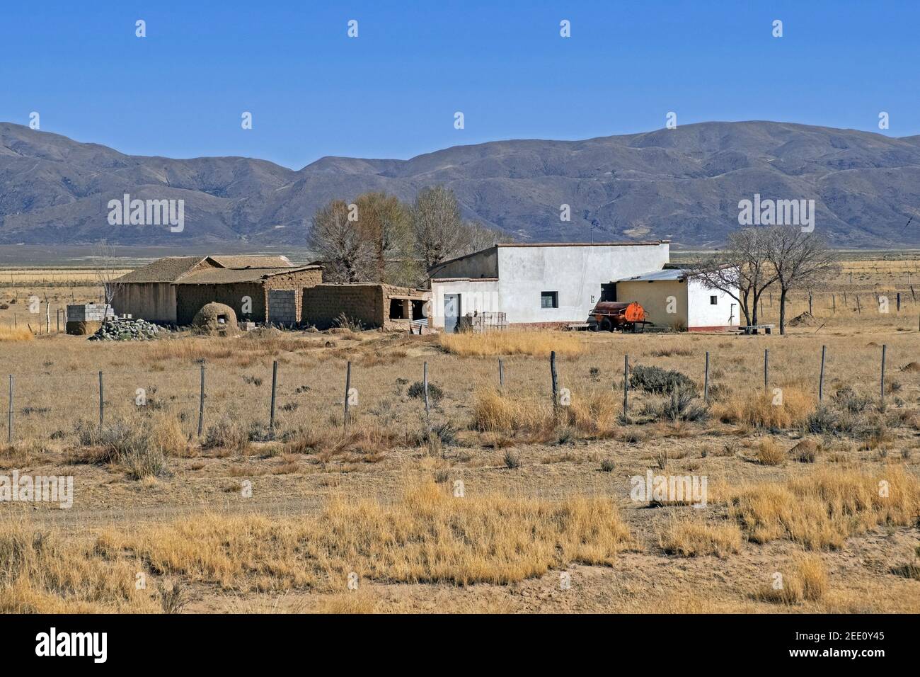 Petite ferme dans les Andes, entre Humahuaca et Abra Pampa, le long de la route vers la Bolivie, province de Jujuy, Argentine Banque D'Images