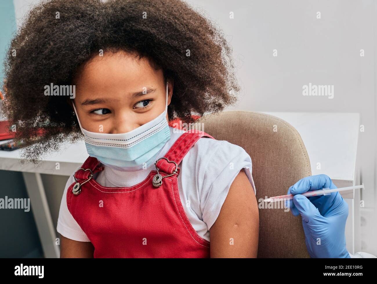 L'enfant a très peur des injections pendant le vaccin au centre médical Banque D'Images