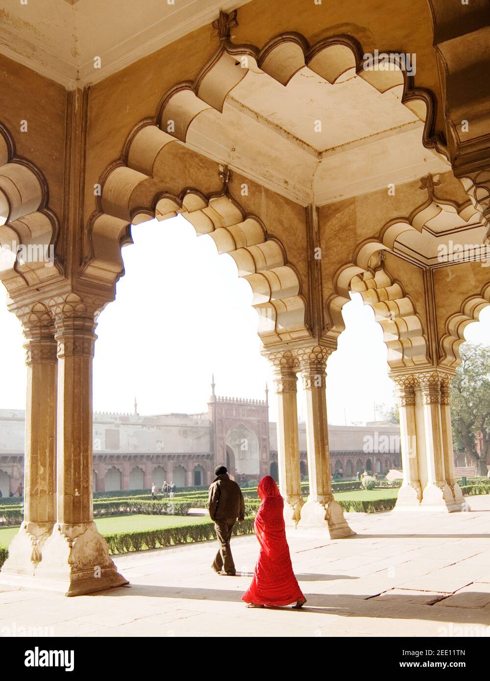 Homme et femme marchant dans le fort d'Agra, Agra, Inde Banque D'Images