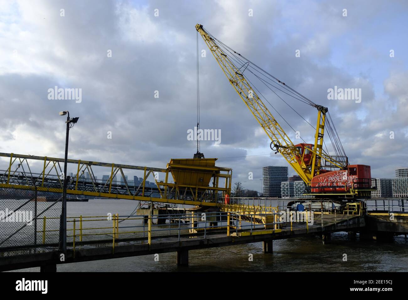 LONDRES - 15 FÉVRIER 2021 : une grue des docklands sur la Tamise à Woolwich, Banque D'Images