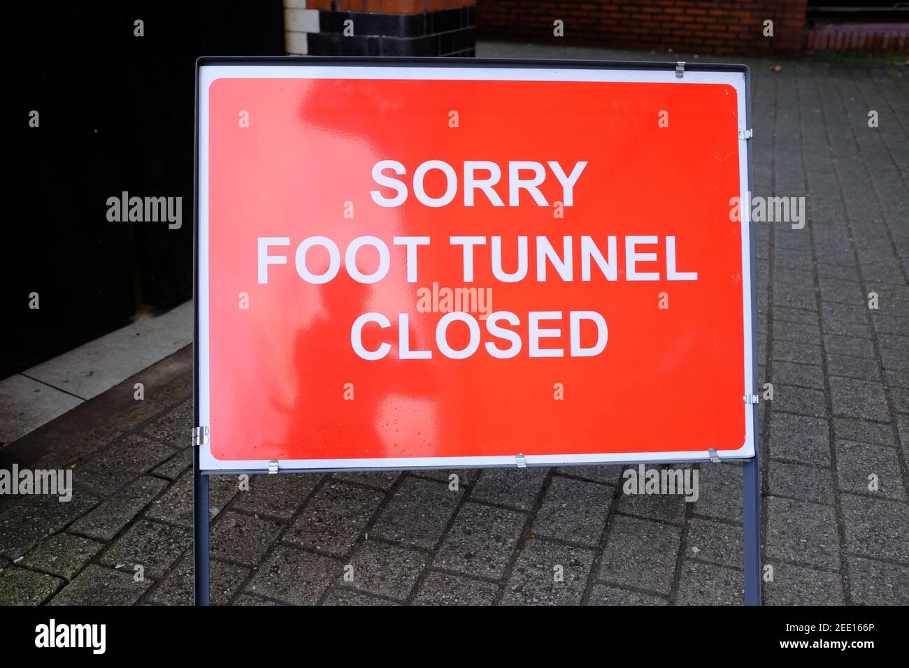 LONDRES - 15 FÉVRIER 2021 : le tunnel à pied de Woolwich est actuellement fermé aux piétons. Un panneau « tunnel de marche fermé » à l'extérieur du tunnel. Banque D'Images