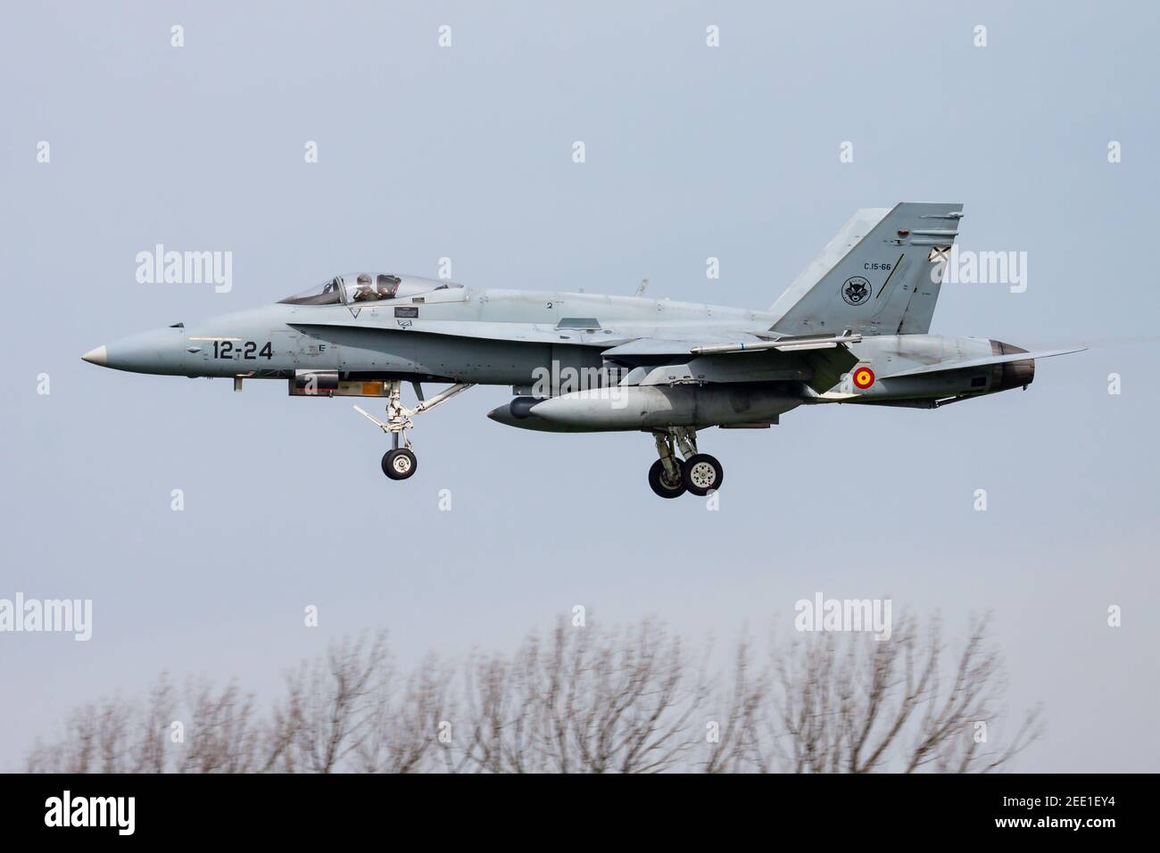Spanish Air Force McDonnell Douglas EF-18A Hornet C15-66 avion de chasse Arrivée et atterrissage à la base aérienne de Leeuwarden pour le drapeau frison 2015 exercice aérien Banque D'Images