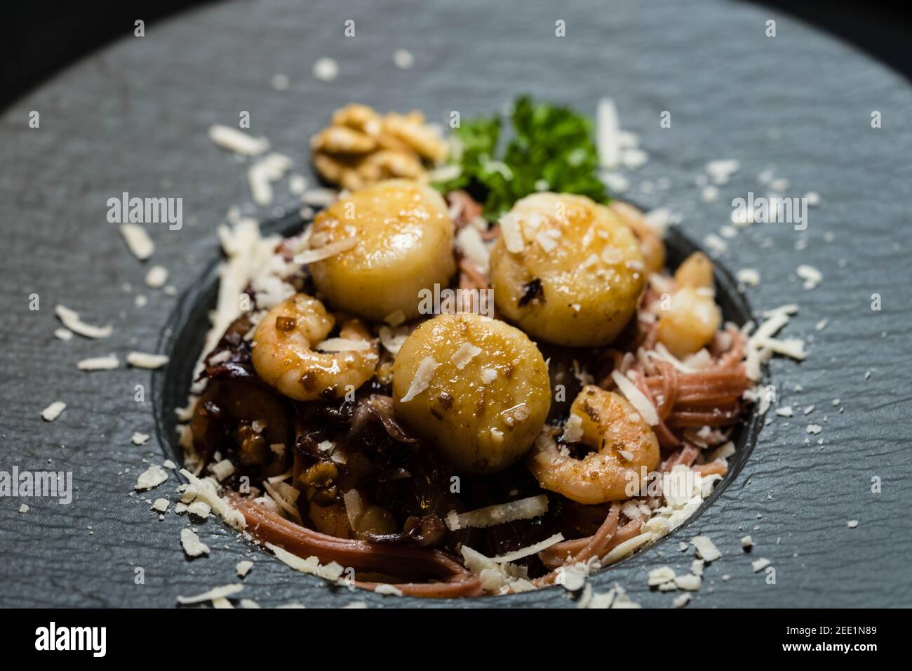 noix de saint-jacques aux pâtes rouges aux herbes et aux épices Banque D'Images