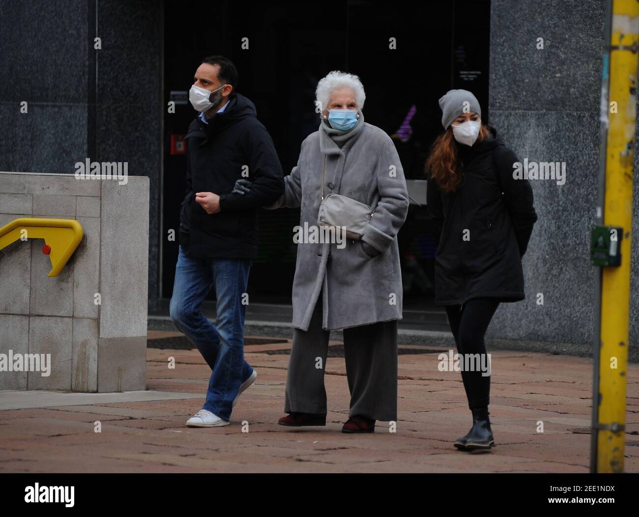 Milan, Liliana Segre marchant dans le centre le sénateur à vie LILIANA SEGRE, surpris marchant dans les rues du quadrilatère avec un homme de l'escorte, qui la soutient en lui donnant constamment son bras l'accompagne pour une longue marche à l'heure du déjeuner. Chaque si souvent le sénateur Liliana Segre s'arrête pour parcourir les vitrines des boutiques, peut-être même à la recherche de certains articles en vente, aussi en consultant avec la fille qui l'accompagne. Une fois sur la piazza della Scala, elle se met dans la voiture pour être accompagnée à la maison. Banque D'Images Milan, Liliana Segre marchant dans le centre le sénateur à vie LILIANA SEGRE, surpris marchant dans les rues du quadrilatère avec un homme de l'escorte, qui la soutient en lui donnant constamment son bras l'accompagne pour une longue marche à l'heure du déjeuner. Chaque si souvent le sénateur Liliana Segre s'arrête pour parcourir les vitrines des boutiques, peut-être même à la recherche de certains articles en vente, aussi en consultant avec la fille qui l'accompagne. Une fois sur la piazza della Scala, elle se met dans la voiture pour être accompagnée à la maison. Banque D'Images