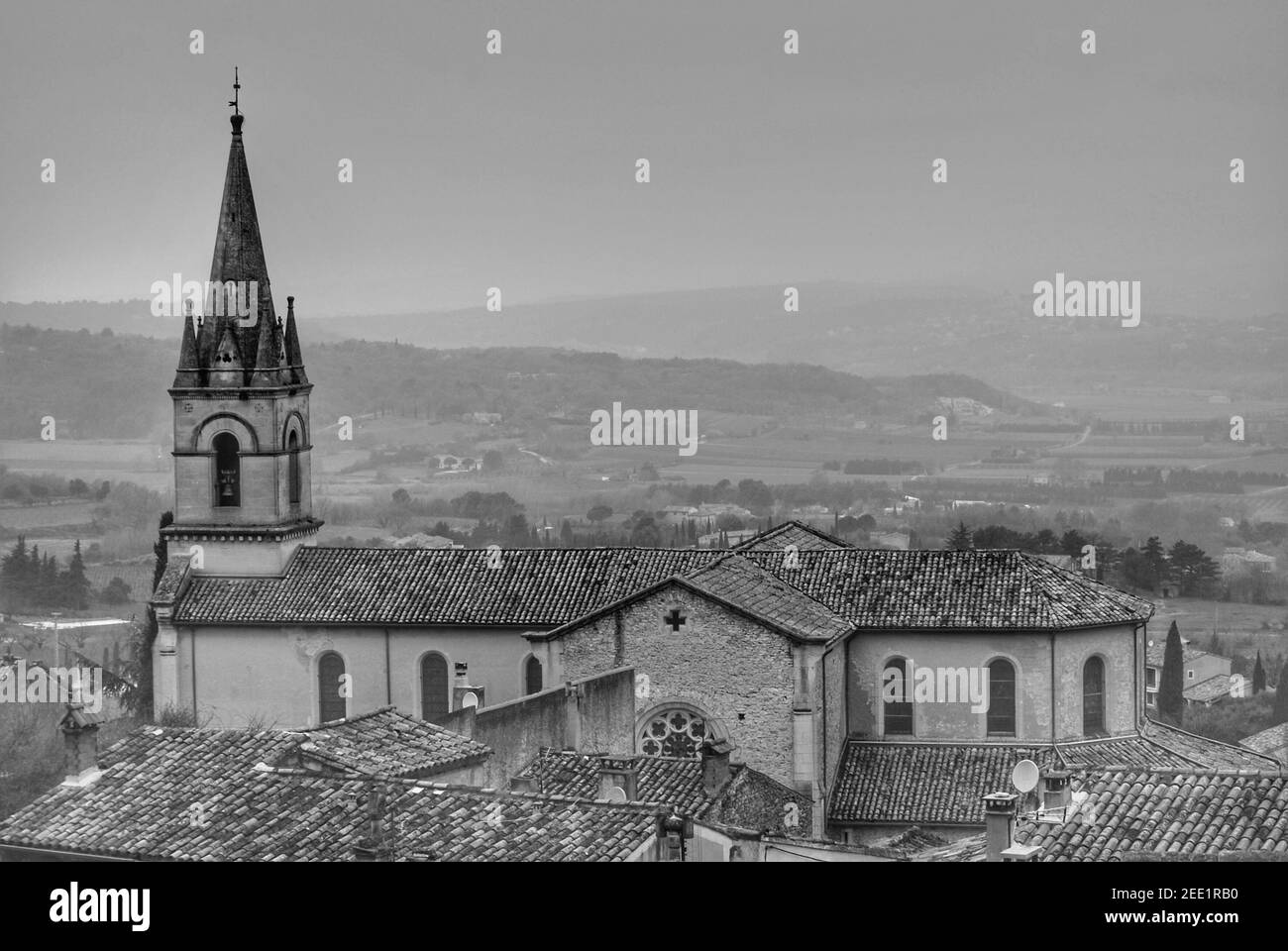 Église dans un vieux village perché en Provence Banque D'Images