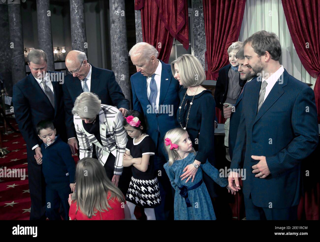 Washington DC, États-Unis, le 6 janvier 2015 le sénateur Pat Roberts (R-KS) avec son épouse Frankie Roberts et leurs enfants et petits-enfants posent pour des photos avec le vice-président Joe Biden (D) après avoir prêté serment à Roberts dans les anciennes chambres du Sénat Banque D'Images