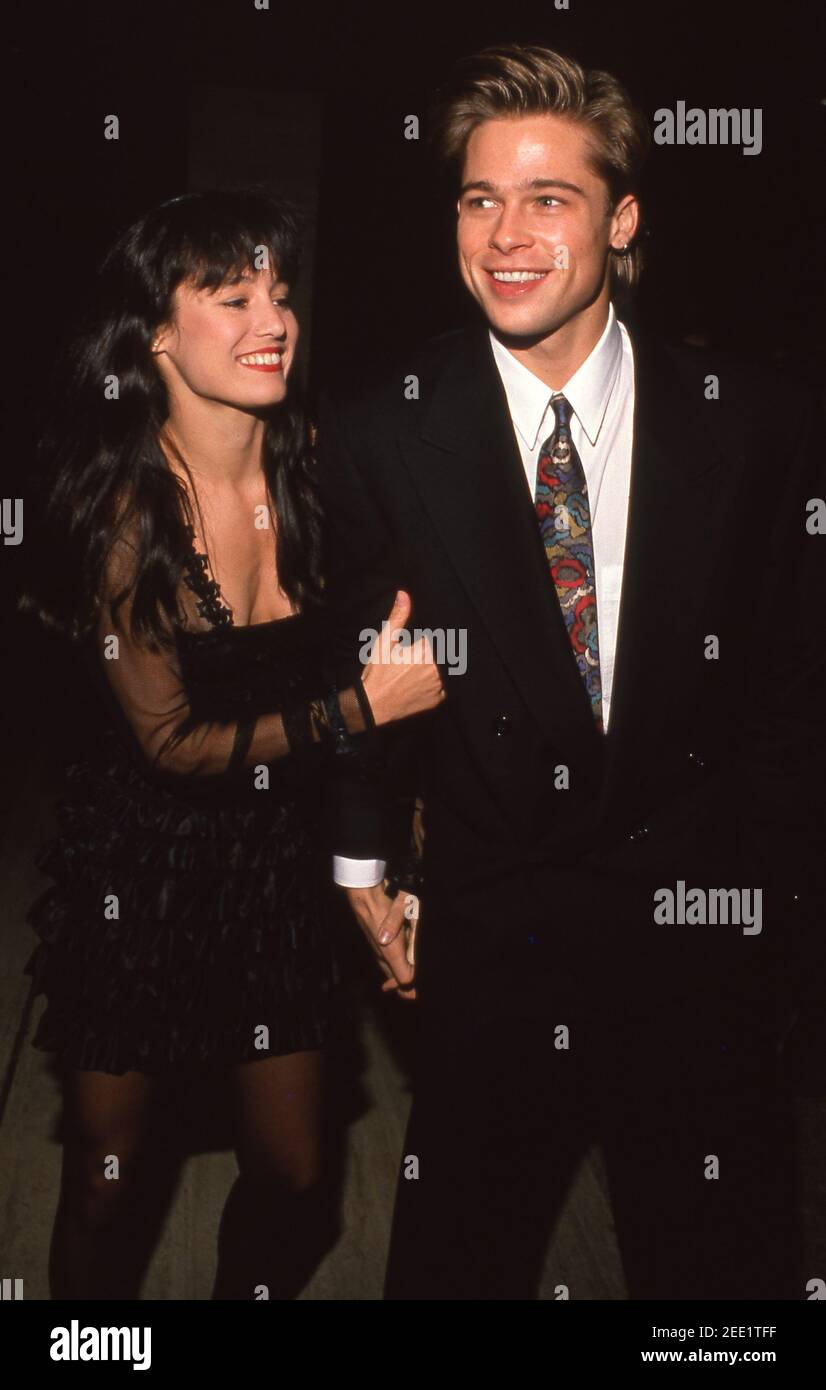CENTURY CITY, CA - 16 NOVEMBRE : l'actrice Jill Schoelen et l'acteur Brad Pitt assistent à la soirée d'ouverture « Hurlyburly » le 26 novembre 1988 au club Teh Twenty/20 de Century City, Californie. Crédit: Ralph Dominguez/MediaPunch Banque D'Images