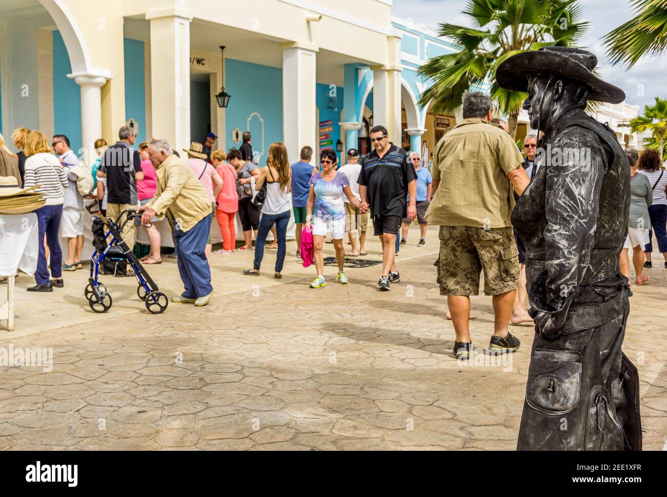 Cayo Santa Maria, Cuba, février 2016 - UNE mine de rue locale et des touristes se rassemblent au marché haut en couleur la Estrella, Cayo Santa Maria, Cuba Banque D'Images