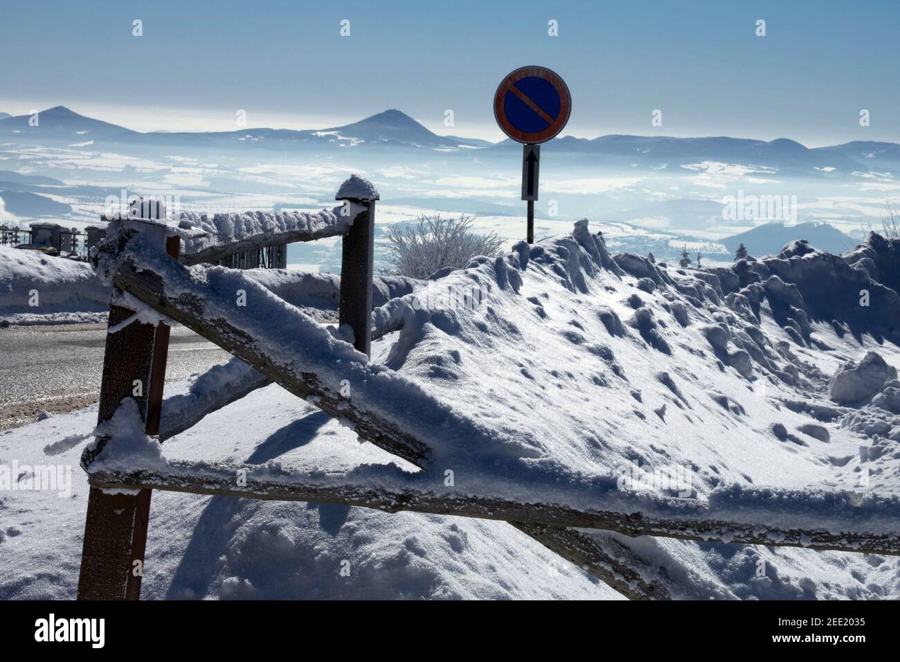 Route de neige, en arrière-plan les sommets de Ceske Stredohori Bohême montagnes centrales République tchèque montagnes tchèque paysage enneigé Banque D'Images
