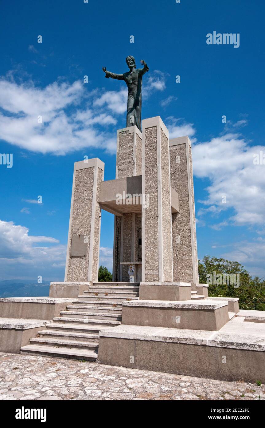 Monument au Rédempteur avec statue de bronze (par le sculpteur Elverio Veroli) à Guadagnolo, Latium, Italie Banque D'Images