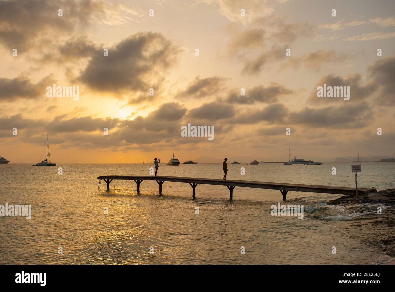 Jetée au coucher du soleil, plage de Playa de ses illetes, Formentera, Baléares, Espagne Banque D'Images