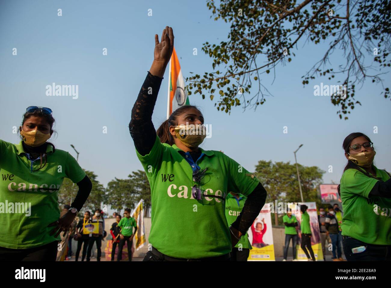 Un groupe de survivants du cancer de l'enfance dansant pendant la pensée provoquant 'Nukkad Natak'(jeu de rue)"Mera Haq"(Ma droite) à Connaught place.Société nationale pour le cancer de l'enfance, CAN Kids Scan a organisé une pièce de rue avec les survivants du cancer à l'occasion de la Journée internationale du cancer de l'enfance, Demander au gouvernement de créer un plan national pour les enfants atteints de cancer. Banque D'Images