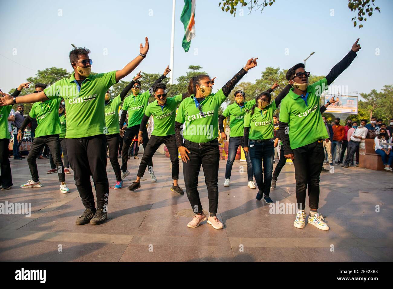 Un groupe de survivants du cancer de l'enfance dansant pendant la pensée provoquant 'Nukkad Natak'(jeu de rue)"Mera Haq"(Ma droite) à Connaught place.Société nationale pour le cancer de l'enfance, CAN Kids Scan a organisé une pièce de rue avec les survivants du cancer à l'occasion de la Journée internationale du cancer de l'enfance, Demander au gouvernement de créer un plan national pour les enfants atteints de cancer. Banque D'Images