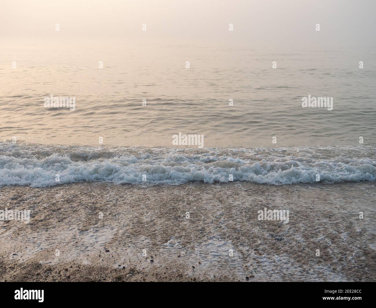 Gros plan sur la plage sur la côte sud de l'Angleterre, lors d'une matinée brumeuse et brumeuse en février. Banque D'Images