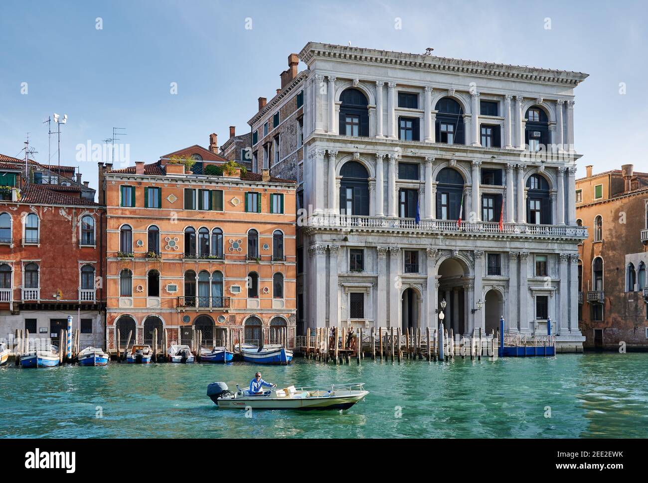 Palazzo Grimani di San Luca (Corte d'Appello), façades de maisons vénitiennes typiques sur le Grand Canal, Venise, Vénétie, Italie Banque D'Images