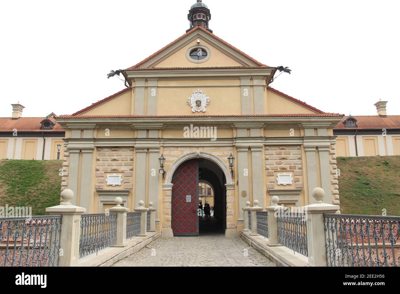 La grande porte d'entrée de la forteresse du palais Radziwill à Nesvizh, en Biélorussie Banque D'Images