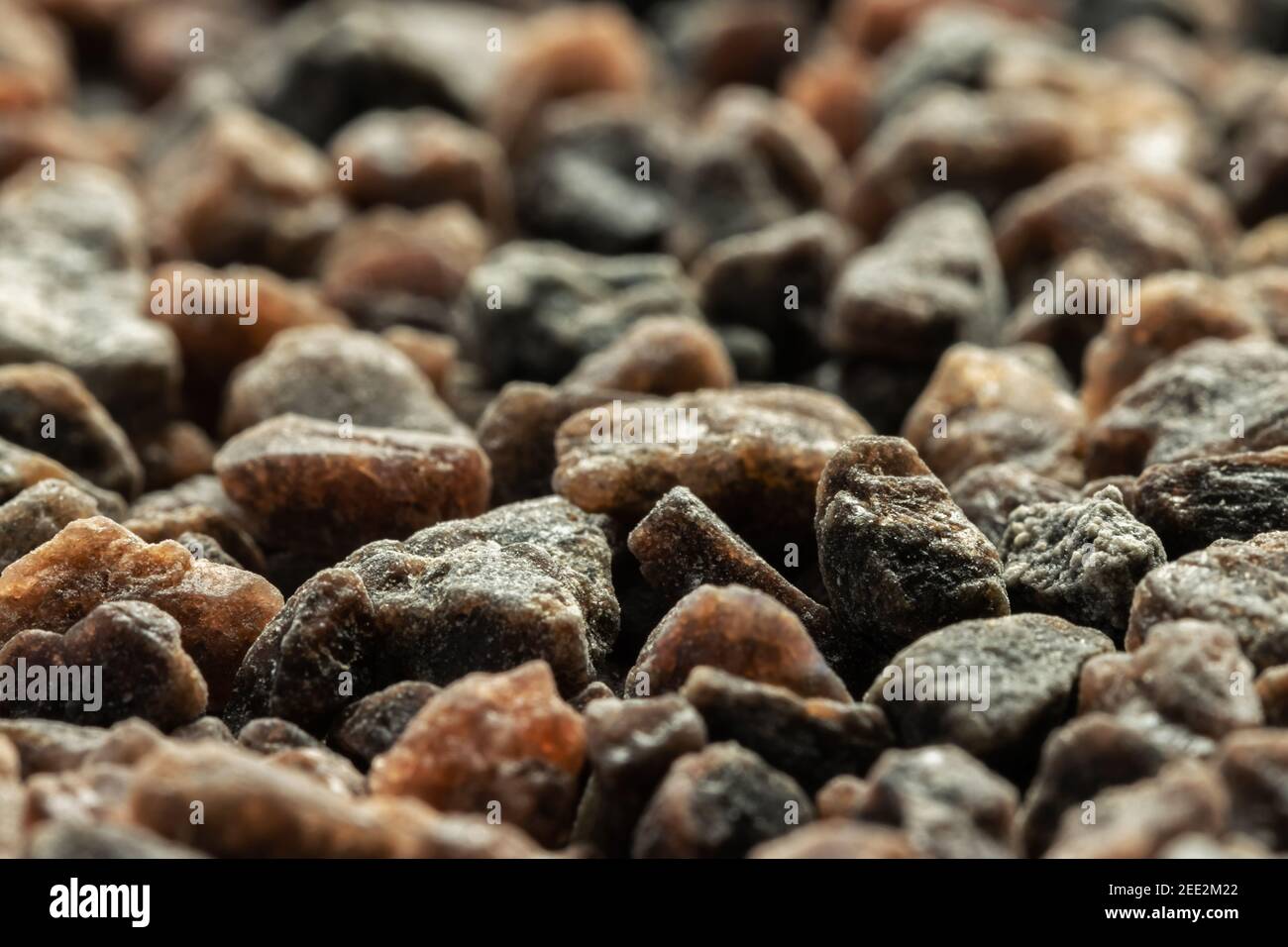 Sel de l'Himalaya noir - grains répartis à niveau Banque D'Images