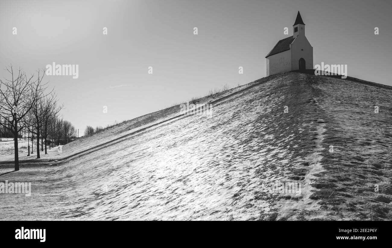 Petite église blanche au sommet de la colline, la Haye, pays-Bas. Banque D'Images