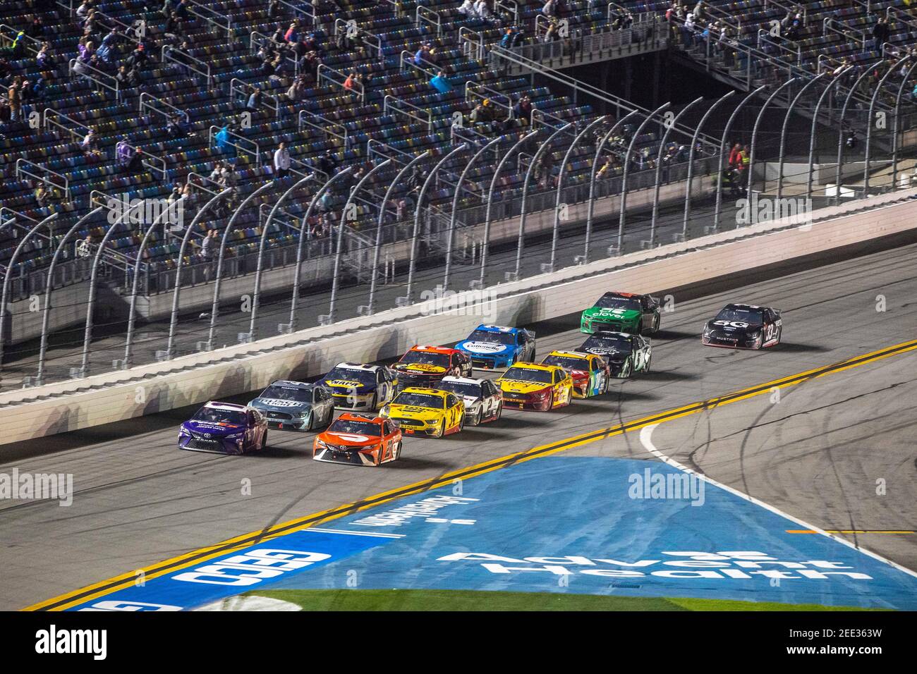 Daytona Beach, Floride, États-Unis. 15 février 2021. Denny Hamlin (11) se positionne pour le Daytona 500 au Daytona International Speedway de Daytona Beach, en Floride. Crédit : Logan Arce/ASP/ZUMA Wire/Alay Live News Banque D'Images