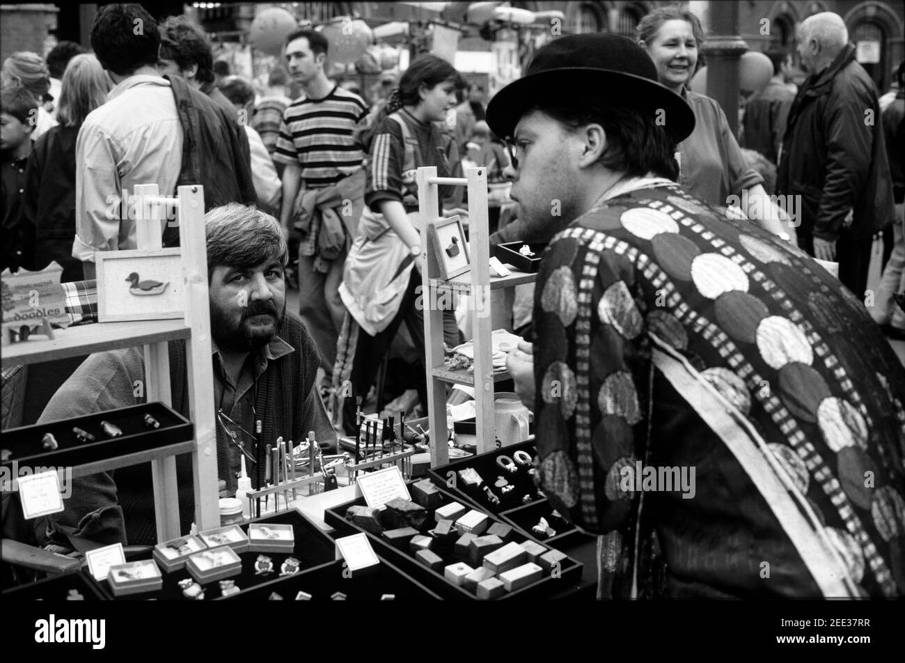 Shopping au marché intérieur de Tynemouth Station Tyne and Wear, Royaume-Uni Banque D'Images