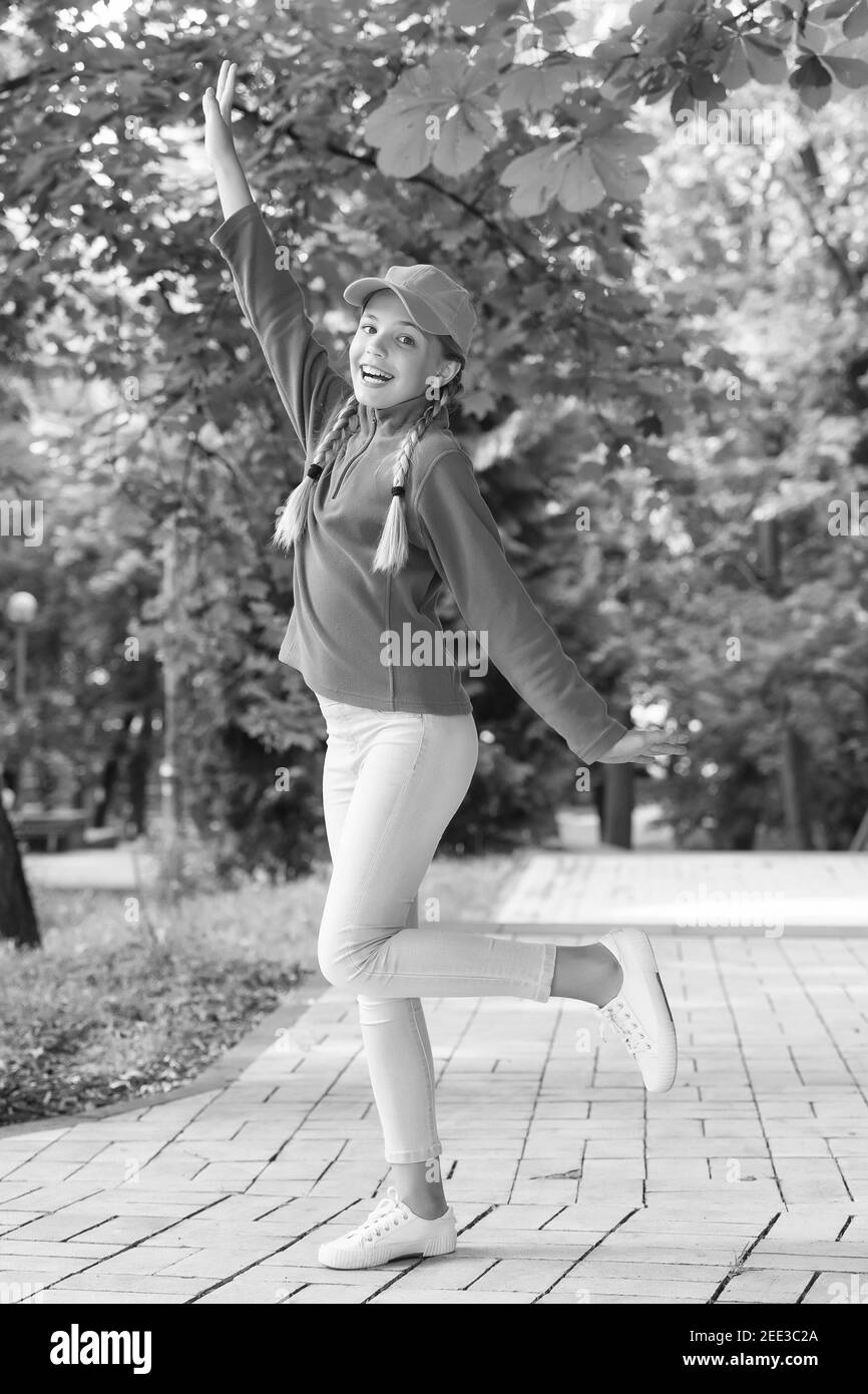 Le moment le plus merveilleux de l'année. Bonne danse pour les enfants sur le chemin du parc. Vacances d'été. Vacances scolaires. Loisirs et temps libre. Vacances d'été. Activités amusantes à faire pendant les vacances. Banque D'Images