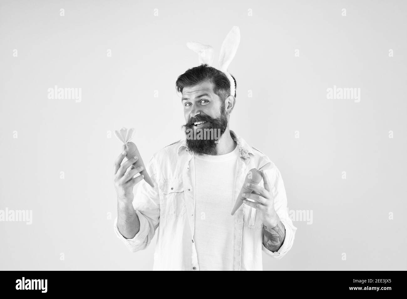 Biotine potassium et vitamines A. temps d'achat. Acheter des légumes. Ferme biologique. Vacances de Pâques. Lapin de Pâques avec carotte. Homme longues oreilles lapin. Douanes de Pâques. Vente de printemps. Une nourriture de santé parfaite. Banque D'Images