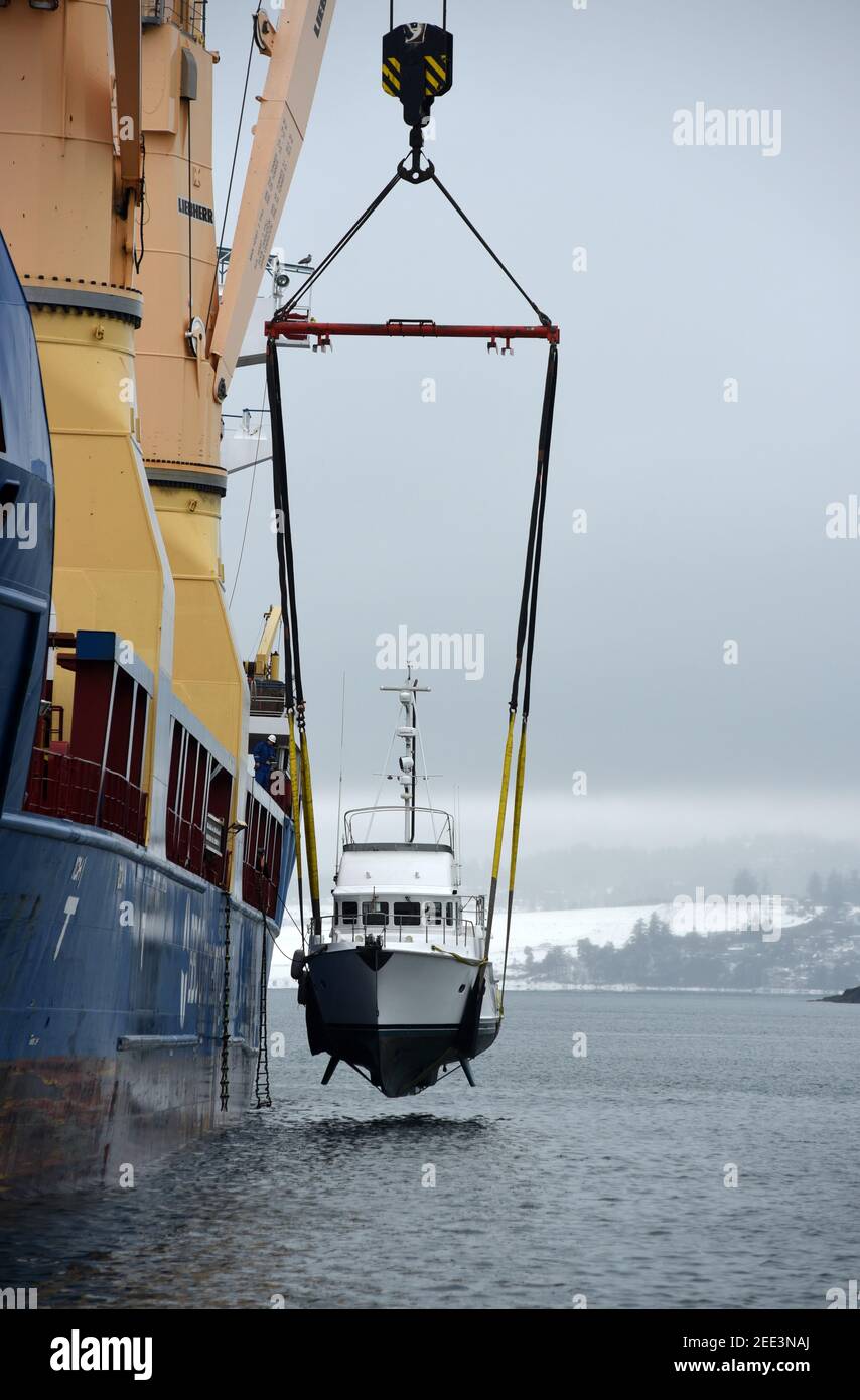 Victoria, Colombie-Britannique, Canada. 15 FÉVRIER 2021 - le navire de fret général BBC Russia, propriété de BBC Chartering, décharge un bateau de plaisance avec une de ses deux grues dans le port intérieur de Victoria. Le navire avait navigué d'Ensenada, au Mexique. Don Denton/Alamy Live News Banque D'Images