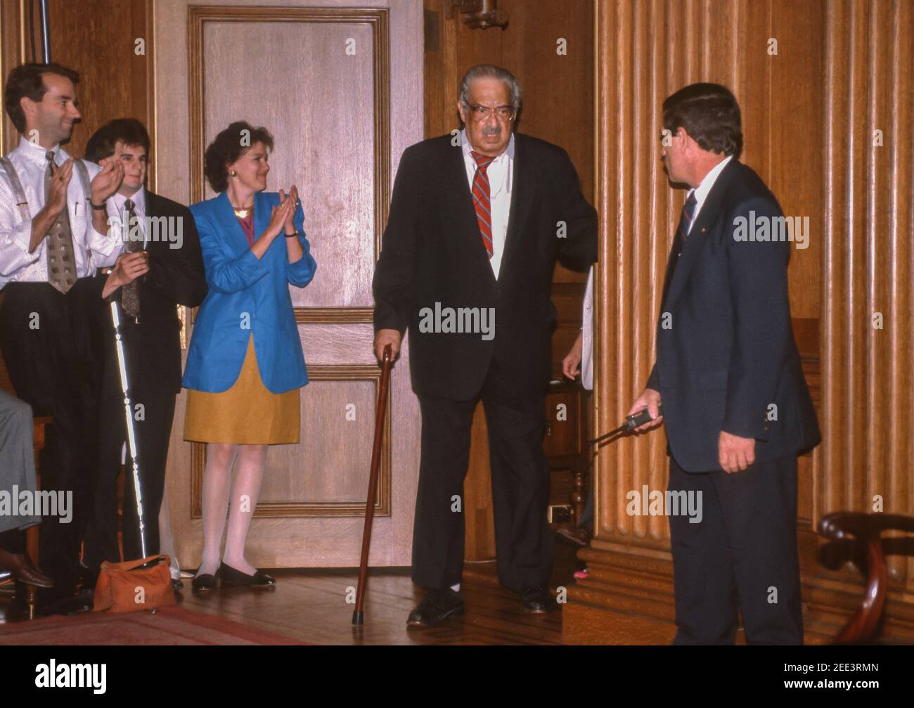 WASHINGTON, DC, USA, le 28 JUIN 1991 - le juge Thurgood Marshall de la Cour suprême arrive à la conférence de presse sur la retraite, qui s'est tenue à la Cour suprême Banque D'Images