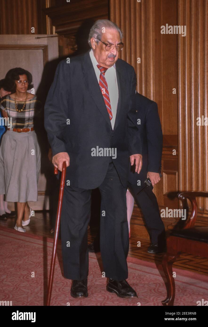 WASHINGTON, DC, USA, le 28 JUIN 1991 - le juge Thurgood Marshall de la Cour suprême arrive à la conférence de presse sur la retraite, qui s'est tenue à la Cour suprême Banque D'Images
